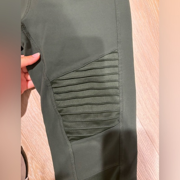 Alo Leggings - Picture 2 of 4